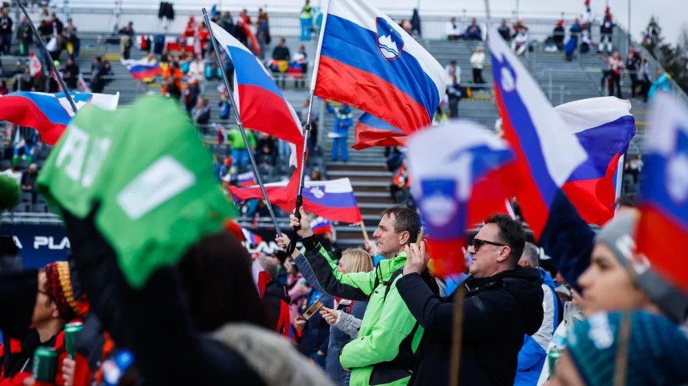 Planica.<br>Smucarski skoki, svetovno prvenstvo v Planici: ekipno, zenske (srednja skakalnica).