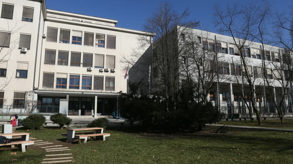 13.02.2019 - Gimnazija Bežigrad, Peričeva ulica 4 v Ljubljani &ndash; stavba //FOTO: Luka Cjuha.