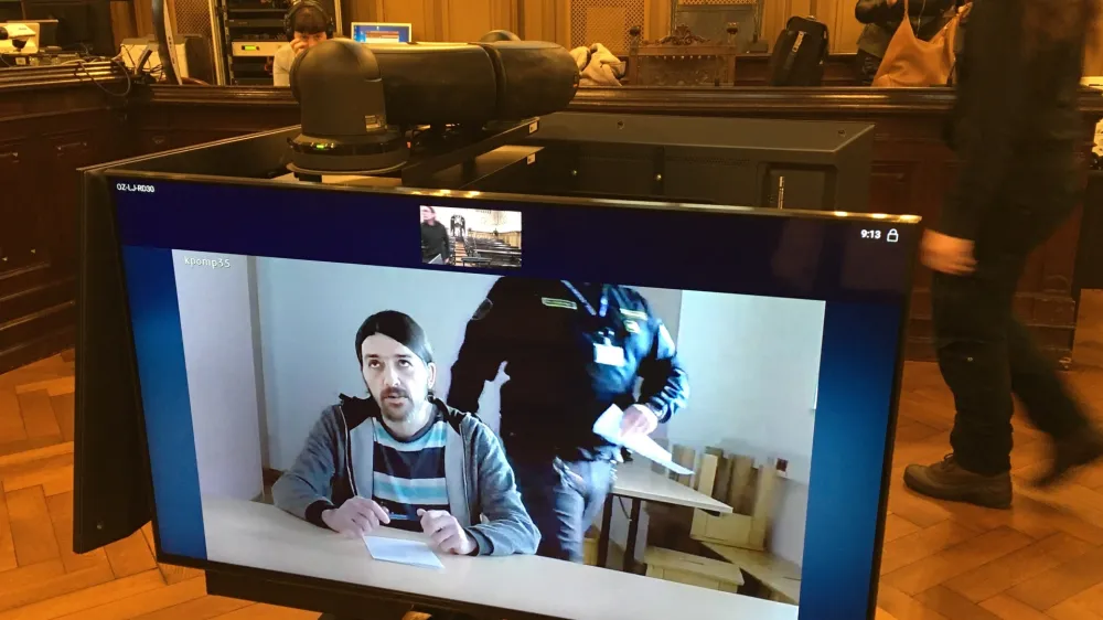 Niku Starihi ni bilo prav nič v&scaron;eč, ker ga niso pripeljali na sodi&scaron;če, pač pa je bil iz koprskega zapora z Ljubljano povezan prek videokonferenčne povezave. 