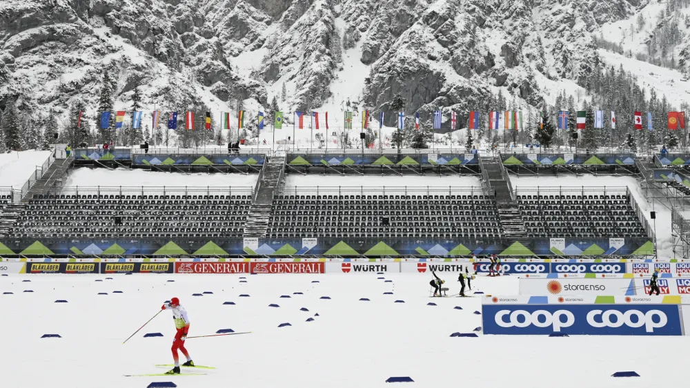 Organizatorji se za prihodnje dni, ko bodo na sporedu finalni boji in se bodo skoki preselili na veliko skakalnico, nadejajo, da tribune ne bodo več zevale prazne.&nbsp;