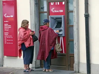 - 03.10.2017 - bankomat Nova KBM (NKBM) - Nova kreditna banka Maribor - poslovalnica v Ljubljani //FOTO: Tomaž Skale