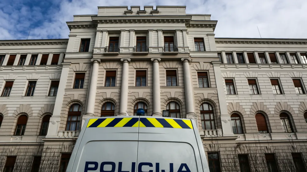 Boj proti korupciji je že dlje časa ena izmed prednostnih nalog policije, ki pa je sama ne more izkoreniniti.