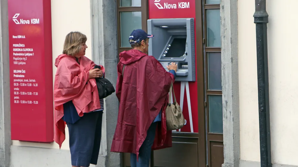 - 03.10.2017 - bankomat Nova KBM (NKBM) - Nova kreditna banka Maribor - poslovalnica v Ljubljani //FOTO: Tomaž Skale