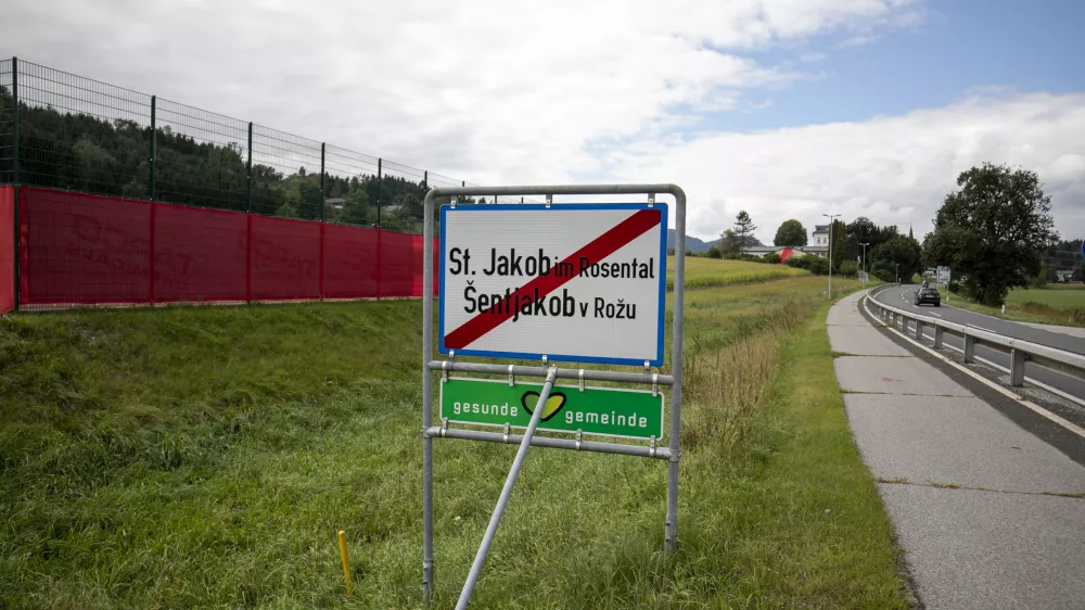 dvojezični napis &Scaron;entjakob v Rožu- 07.09.2020 &ndash; Avstrija - Avstrijska zvezna dežela Koro&scaron;ka - 100. obletnica koro&scaron;kega plebiscita //FOTO: Matjaž Ru&scaron;tOPOMBA: REPORTAŽA ZA OBJEKTIV 2020