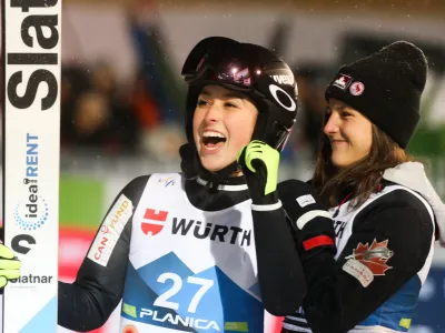 zmagovalka Alexandra Loutitt iz Kanade in Abigail Strate- smučarski skoki &ndash; posamična tekma ženske na veliki skakalnici -- 01.03.2023 -&nbsp;43.&nbsp;Svetovno prvenstvo v nordijskem smučanju PLANICA 2023&nbsp;- največji &scaron;portni dogodek v zgodovini Slovenije,&nbsp;//FOTO: Bojan Velikonja//FOTO: Bojan Velikonja