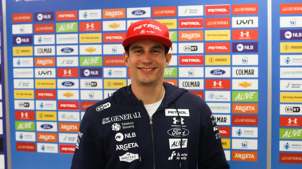 Žan Kranjec - 24.10.2022 &ndash; Smučarska zveza Slovenije - novinarska konferenca alpska smučarja Žana Krajnca in &Scaron;tefana Hadalina po uspehu na uvodnem veleslalomu svetovnega pokala alpskih smučarjev v S&ouml;ldnu;  //FOTO: Bojan Velikonja