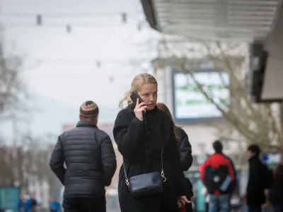 - 15.03.2016 - simbolična fotografija - telefoniranje - mobilni telefon - mobitel - klepet -..//FOTO: Maja Marko
