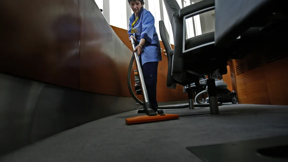 či&scaron;čenje v državnem zboru - čistilka - čistilni servisi - čistilke - či&scaron;čenje ///FOTO: Matej Pov&scaron;eOPOMBA: ZA OBJAVO V PRILOGI &ndash; DNEVNIKOV OBJEKTIV - REPORTAŽA