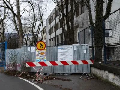 Prizidek in delna prenova Gimnazije Bežigrad naj bi bila končana do konca avgusta.