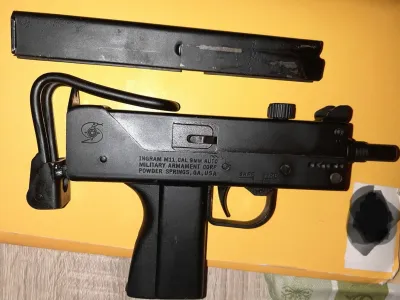 Policisti so zasegli avtomatsko pi&scaron;tolo znamke Ingram, kalibra 9 mm.