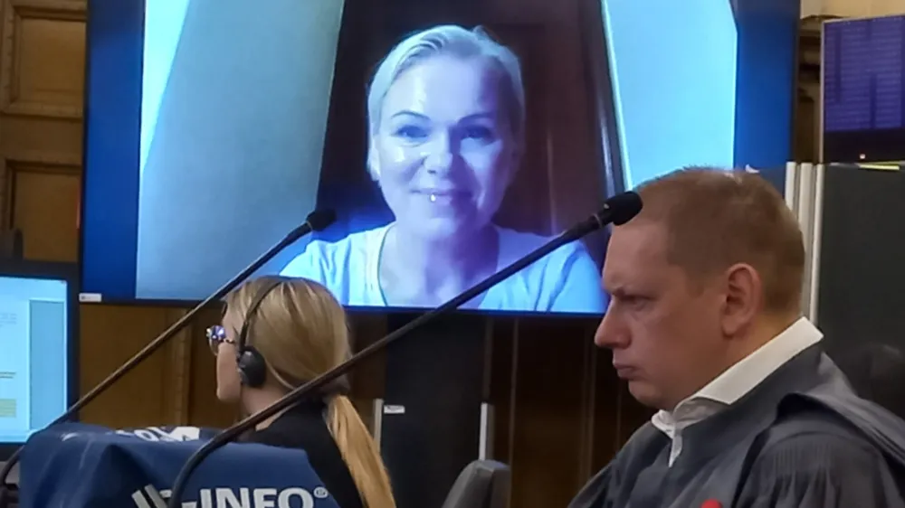 Eleno Ignjatović so zasli&scaron;ali prek videopovezave z Dominkansko republiko. V ospredju tožilec Bo&scaron;tjan Valenčič.