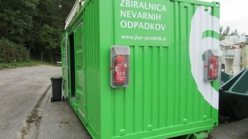 Med nevarne odpadke spadajo:<br><br>akumulatorji, baterije,<br>zdravila,<br>pesticidi,<br>barve, laki,<br>topila, razredčila, lepila,<br>kozmetika,<br>čistila,<br>neonske cevi,<br>odpadno jedilno in motorno olje,<br>pločevinke s potisnim plinom,<br>embalaža, onesnažena z nevarnimi snovmi &hellip;<br>Prosimo vas, da pri predaji nevarnih odpadkov upo&scaron;tevate naslednja navodila:<br><br>Nevarne odpadke hranite v originalni embalaži, ki naj bo dobro zaprta, da med prevozom na zbirno mesto ne pride do razlitja vsebine.<br>Tekoči odpadki naj bodo v zaprti posodi.<br>Ostri odpadki morajo biti v zaprti posodi iz stekla ali trde plastike.<br>Pomembno je, da se odpadki med seboj ne me&scaron;ajo, saj to lahko povzroči nepredvideno reakcijo med različnimi snovmi.<br>Odpadke naj prinesejo polnoletne osebe, ki bodo pri rokovanju z njimi upo&scaron;tevale varstveno tehnična navodila, ki ste jih dobili z nakupom izdelka, iz katerega je odpadek nastal.<br>Dokler nevarnih odpadkov ne oddate v akciji zbiranja, jih hranite na suhem, varnem in otrokom nedosegljivem mestu.<br>Nevarne odpadke lahko kadarkoli v okviru delovnega časa brezplačno oddate tudi v Centru za ravnanje z odpadki Dob.