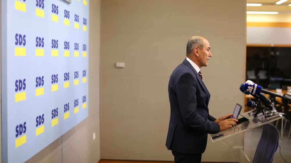 vodja opozicijske SDS Janez Jan&scaron;a<br><br><br><br>- 27.09.2016 - poslanci SDS vložili interpelacijo o delu vlade Mira Cerarja s katero so po besedah prvaka SDS Janeza Jan&scaron;e zahtevali razpravo o delu &scaron;ibke vlade brez hrbtenice - interpelacija <br><br><br><br><br><br><br>//FOTO: Bojan Velikonja