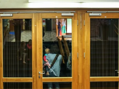 Simbolična fotografija, &scaron;olstvo, otroci, otrok, - 28.03.2017 - O&Scaron; Brezovica pri Ljubljani - projekt SKUPAJ SMO VEČJI - otroci in &scaron;olarji ustvarjali risbe in slike z namenom sestaviti največjo sestavljeno risbo na svetu za guinnessovo knjigo rekordov.    //FOTO: Bojan Velikonja