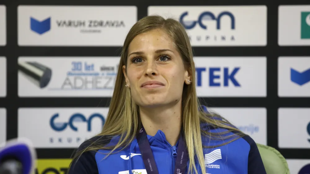  Anita Horvat je osvojila srebrno medaljo v teku na 800 metrov07.03.2023 &ndash; Atletska zveza Slovenije (AZS) - mo&scaron;ka in ženska atletska reprezentanca po vrnitvi iz 37. dvoranskega evropskega prvenstva v atletiki v Istanbulu - atleti - atletika //FOTO: Luka Cjuha