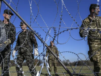 - 11.11.2015 - Gibina v Občini Razkrižje ob reki Muri - slovenska vojska je na meji s Hrva&scaron;ko začela postavljati prve tehnične ovire oziroma žičnato ograjo, ki bo usmerjala prebežnike proti nadzornim vstopnim točkam - začasna usmerjevalna in varovana žičnata ograja - schengensko območje   - Begunci 2015 - migracije po zahodni balkanski poti - migracijska pot beguncev iz Sirije, Afganistana in Iraka čez Balkan proti zahodni Evropi - evropska begunska kriza - migranti   //FOTO: Jaka Gasar