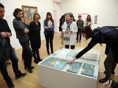 Tamara Trček Pečak in vi&scaron;ji kustos pedagog David Kožuh (skrajno levo) sta predstavila prilagoditve na razstavi Od blizu. Foto: Tomaž Skale