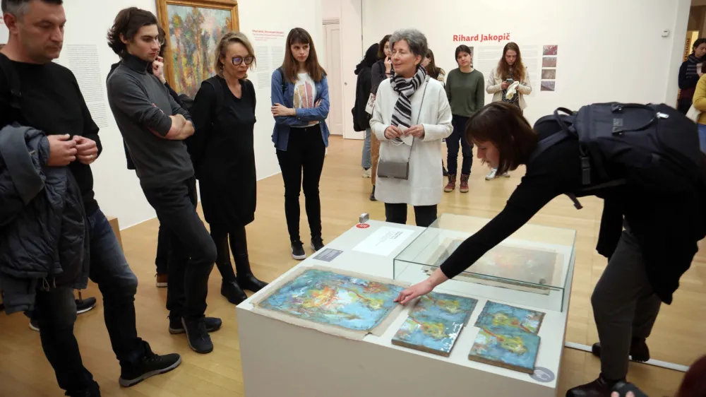 Tamara Trček Pečak in vi&scaron;ji kustos pedagog David Kožuh (skrajno levo) sta predstavila prilagoditve na razstavi Od blizu. Foto: Tomaž Skale