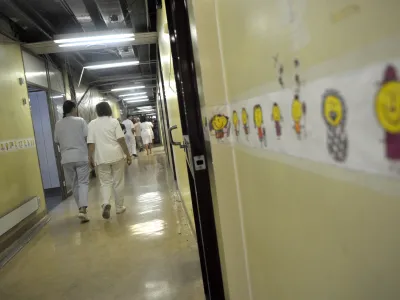 - ilustrativna fotografija zdravstvo, zdravniki, zdravnice, medicinske sestre, UKC Ljubljana, klinični center, bolni&scaron;nica, otro&scaron;ka klinika, otro&scaron;ki oddelek, pediatrična klinika//FOTO: Tomaž Zajel&scaron;nik