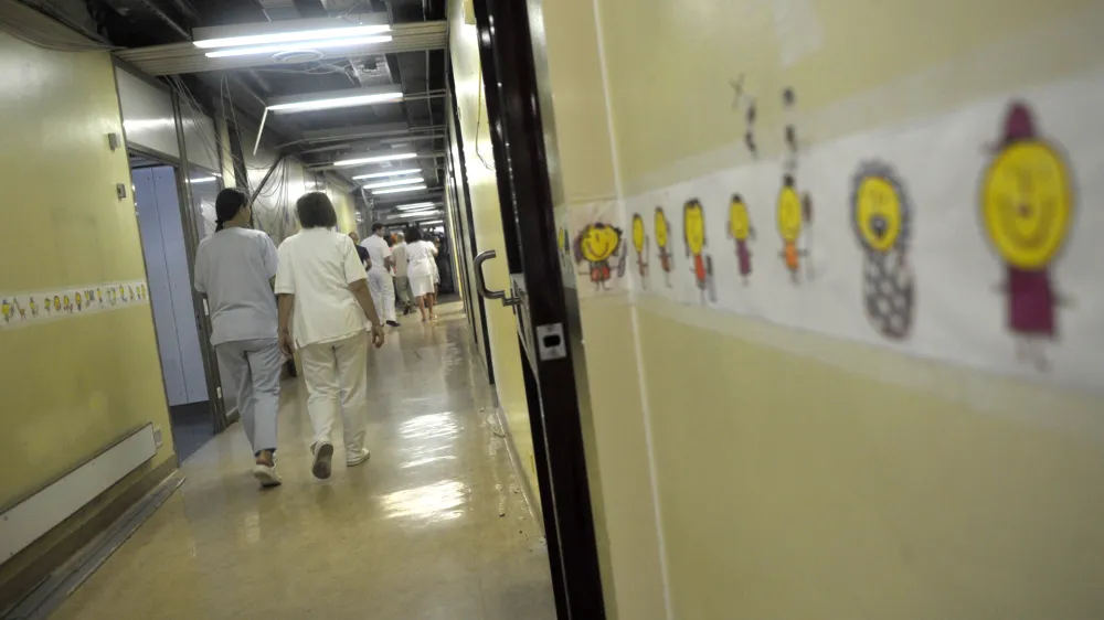 - ilustrativna fotografija zdravstvo, zdravniki, zdravnice, medicinske sestre, UKC Ljubljana, klinični center, bolni&scaron;nica, otro&scaron;ka klinika, otro&scaron;ki oddelek, pediatrična klinika//FOTO: Tomaž Zajel&scaron;nik