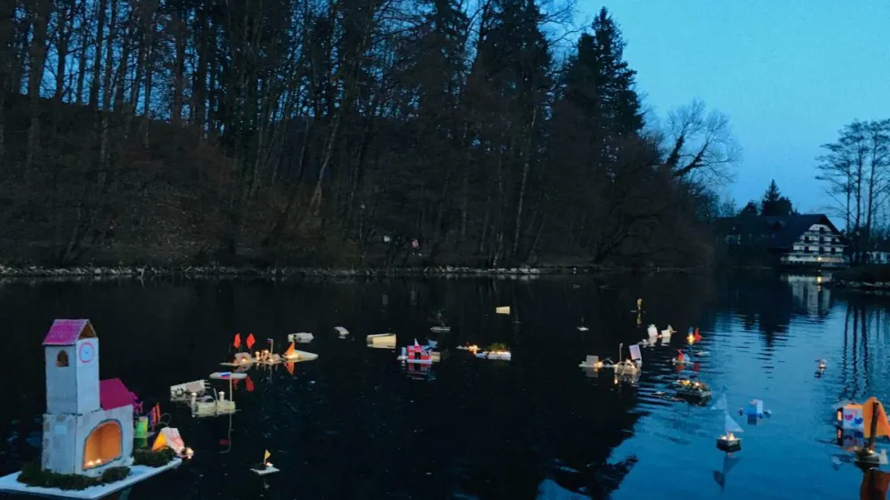 V počastitev praznika zaljubljencev gregorjevega so lani v Preddvoru gregorčke spu&scaron;čali po jezeru Črnava, medtem ko se letos prireditev seli v Zgornjo Belo.
&nbsp;