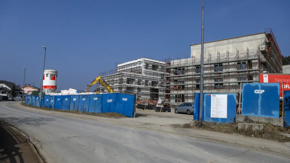 V četrtni skupnosti ostro nasprotujejo predlogu investitorja, ki bi rad namesto &scaron;estoddelčnega vrtca v soseski zgradil dodatnih osem stanovanj za trg. Foto: Luka Cjuha