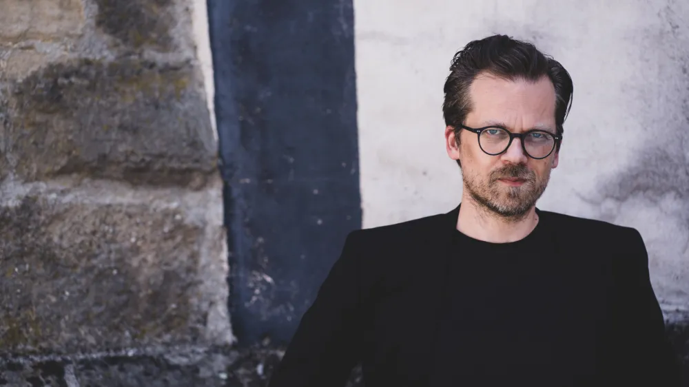 Pianist in komponist Sa&scaron;o Vollmaier pravi, da bo &scaron;lo pri njegovem novem projektu Kako razložiti Ligetija mrtvemu občinstvu za neke vrste osebni, intimni performans, ki bo napeljeval na razmisleke o temi, ti&scaron;ini, hrupu, presenečenju in odmaknjenosti. Foto: Nika H&ouml;lcl Praper