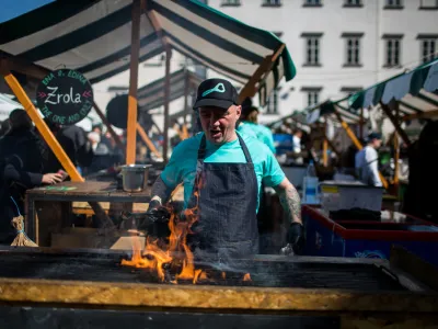 Žiga F&ouml;dransperg - Fedr, lastnik Lepe žoge, lokala Majmun in pizzerie Dobra vila- 22.03.2019 - 7. Odprta kuhna 2019 - kulinarični projekt na prostem, ki združuje več deset najbolj&scaron;ih gostinskih ponudnikov iz cele Slovenije. Pogačarjev trg, kulinarika - gastronomija - kulinarične specialitete, kulinarična tržnica &ndash; ulična prehrana  //FOTO: Bojan Velikonja