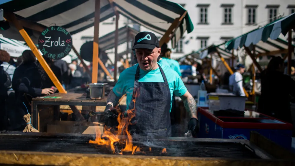 Žiga F&ouml;dransperg - Fedr, lastnik Lepe žoge, lokala Majmun in pizzerie Dobra vila- 22.03.2019 - 7. Odprta kuhna 2019 - kulinarični projekt na prostem, ki združuje več deset najbolj&scaron;ih gostinskih ponudnikov iz cele Slovenije. Pogačarjev trg, kulinarika - gastronomija - kulinarične specialitete, kulinarična tržnica &ndash; ulična prehrana  //FOTO: Bojan Velikonja