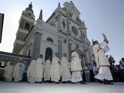ljubljanski pomožni &scaron;kof Anton Jamnik- verniki - duhovniki - vera - cerkev - religijama&scaron;a, ki jo je daroval ljubljanski pomožni &scaron;kof Anton Jamnik; Slovensko narodno sveti&scaron;če Marija Pomagaj, Brezje//FOTO: Tomaž Skale