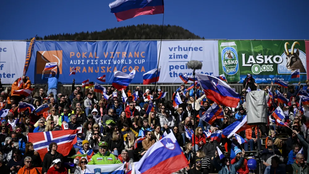 &Scaron;tevilne slovenske zastave so najbolj plapolale, ko sta bila na progi Žan Kranjec in &Scaron;tefan Hadalin.