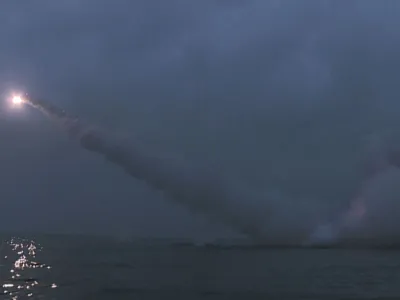 HANDOUT - 12 March 2023, North Korea, ---: An image provided by North Korea's state-run KCNA news agency shows a cruise missile fired by the country from a submarine off North Korea's east coast, according to KCNA. Photo: Uncredited/KCNA/KNS/dpa - ACHTUNG: Nur zur redaktionellen Verwendung und nur mit vollst&auml;ndiger Nennung des vorstehenden Credits