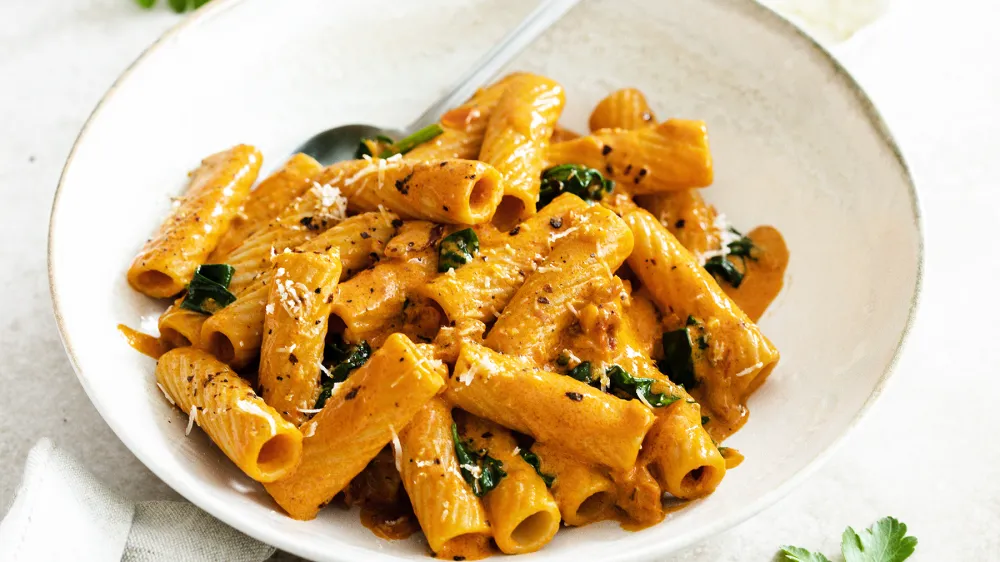 Makaroni v svilnati paradižnikovi omaki z vodko in &scaron;pinačo