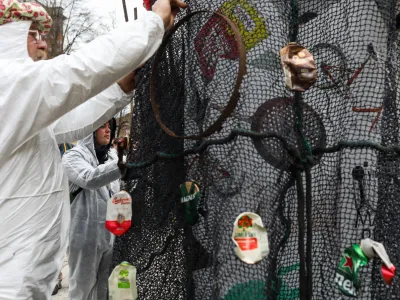 - performans Eko-Magnet-Fishing, ki so ga za akcijo pripravili &scaron;tudentke in &scaron;tudenti Vi&scaron;je strokovne &scaron;ole Sežana. - 14.03.2023 &ndash; Ulična galerija Tam Tam, Vegova ulica v Ljubljani &ndash; umetni&scaron;ko-plakatna akcija Valovanja s &scaron;tudenti in dijaki umetni&scaron;kih &scaron;ol na temo Vode ob spremljevalni razstavi Valovanje: Vizualni dnevnik vode //FOTO: Bojan Velikonja