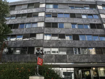 - simbol RTV - Deček s pi&scaron;čalko &ndash; Pastirček z zakritimi očmi &ndash; napis IGRATI MORAM MELODIJO SKLADATELJA IVANA J. JAN&Scaron;E - #DOVOLJJ<br> <br>- 21.09.2022 - akcija v podporo novinarkam in novinarjem ter ostalim sodelavcem javne RTV Slovenije, ki jo je izvedel Mladi forum Socialnih demokratov, <br> <br>//FOTO: Luka Cjuha<br>