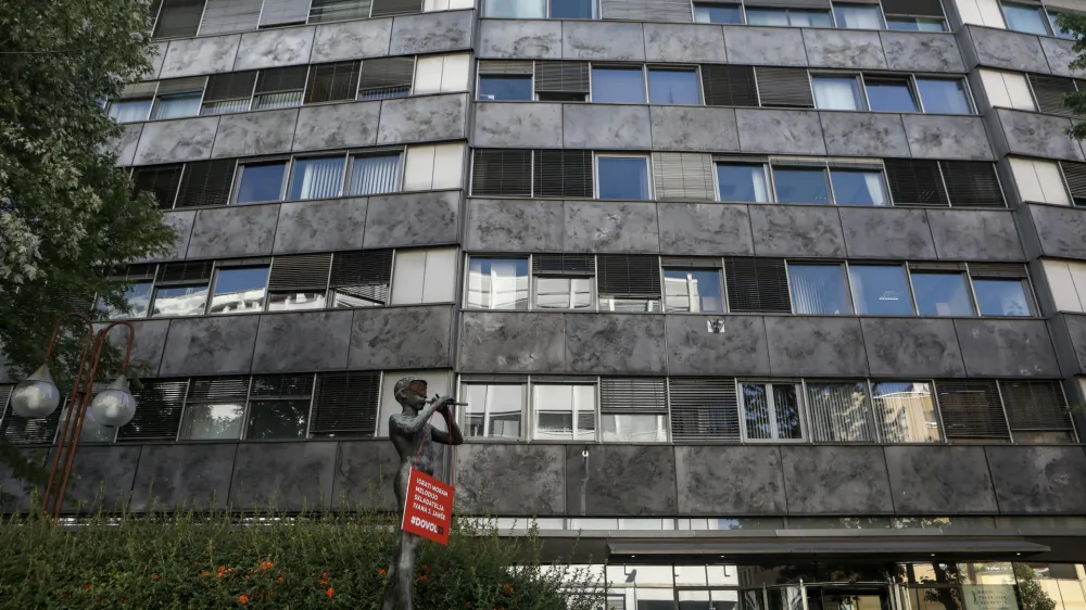 - simbol RTV - Deček s pi&scaron;čalko &ndash; Pastirček z zakritimi očmi &ndash; napis IGRATI MORAM MELODIJO SKLADATELJA IVANA J. JAN&Scaron;E - #DOVOLJJ<br> <br>- 21.09.2022 - akcija v podporo novinarkam in novinarjem ter ostalim sodelavcem javne RTV Slovenije, ki jo je izvedel Mladi forum Socialnih demokratov, <br> <br>//FOTO: Luka Cjuha<br>