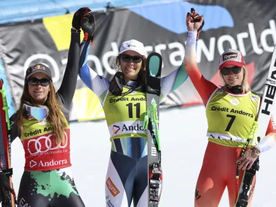 Ilka &Scaron;tuhec je z naskokom ugnala najbližji zasledovalki in smuka&scaron;ki velemojstrici, kot sta Sofia Goggia (levo) in Lara Gut-Behrami (desno) ter dosegla svojo enajsto zmago svetovnega pokala. Foto: AP