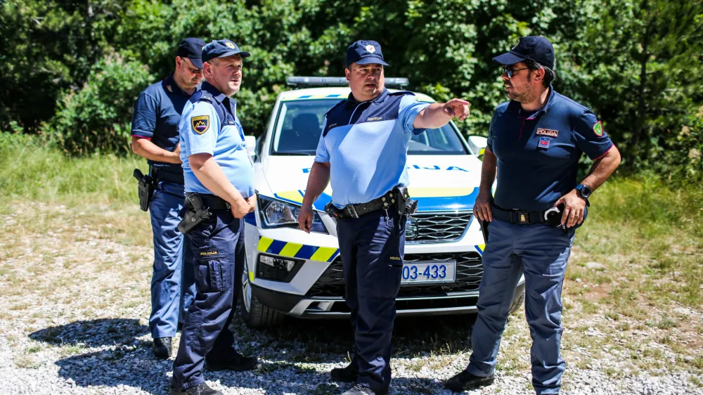 - slovensko-italijanska policijska patrulja &ndash; policija - 01.07.2019 &ndash; Sežana - nekdanji mejni prehod Lipica - Slovensko-italijansko mejo začeli nadzorovati me&scaron;ane slovensko-italijanske policijske patrulje s ciljem zaustaviti nezakonite prehode meja //FOTO: Bojan Velikonja