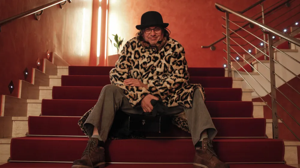 - 04.02.2015 - Rambo Amadeus (Antonije Pu&scaron;ić), glasbenik, pesnik in medijski manipulator, ki živi in dela v Beogradu v Srbiji in rojstni Črni Gori - kralj glasbene ekstravagance, samooklicani Svetovni Mega Car, krstitelj turbo-folka, združitelj jazza, funka, rocka in stand-up komedije.   ///FOTO: Luka Cjuha.