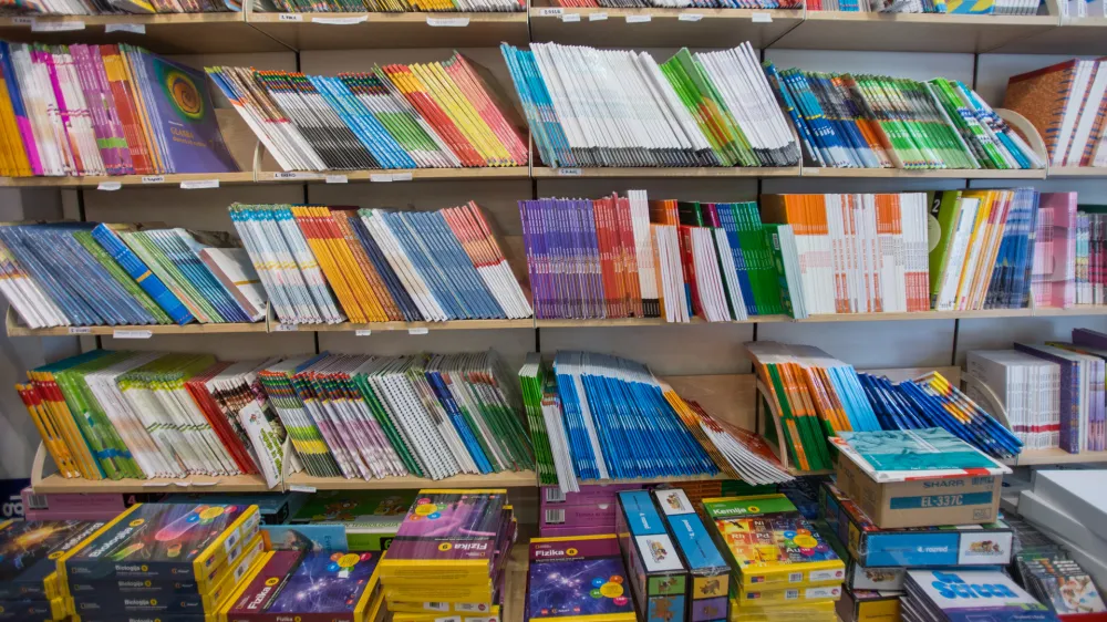 -04.06.2016 - Učbeniki v knjigarni Mladinska knjiga - Konzorcij - učbenik - &scaron;ola -  ..//FOTO: Maja Marko