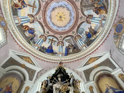 Sredi&scaron;če romarskega kompleksa predstavlja srednja cerkev Glej človek, v kateri je Marijin oltar s kipom Matere božje z mrtvim Kristusom.