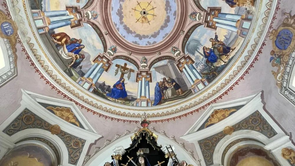 Sredi&scaron;če romarskega kompleksa predstavlja srednja cerkev Glej človek, v kateri je Marijin oltar s kipom Matere božje z mrtvim Kristusom.