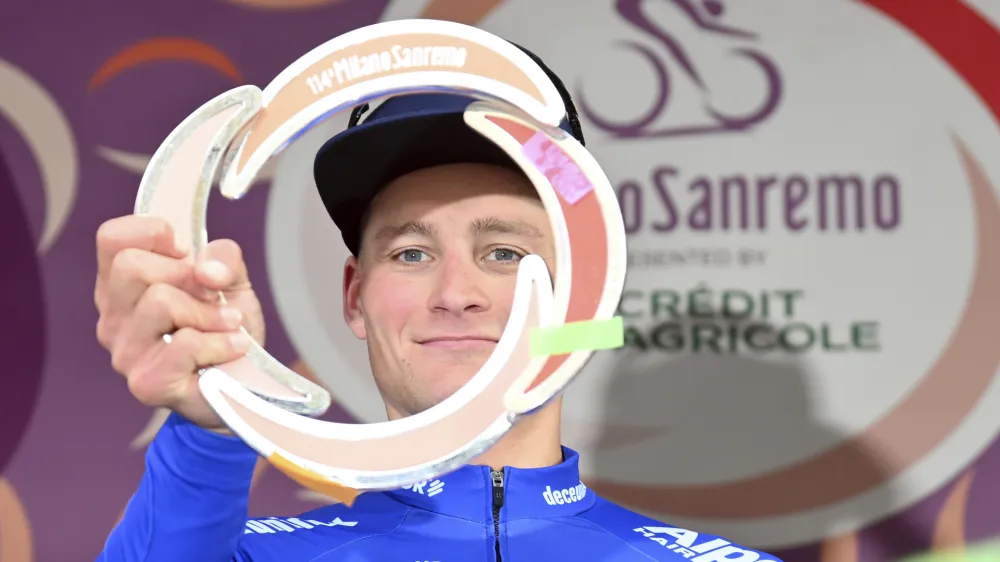 Mathieu van der Poel se je veselil zmage na kolesarskem spomeniku Milano&ndash;San Remo.