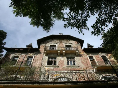 Mestni svet je investitorju v hotel Bellevue prižgal zeleno luč, da poru&scaron;i ostanke starega hotela ter spomeni&scaron;ko za&scaron;čiteno stavbo rekonstruira v istih gabaritih in podobi, kot je bila originalna.