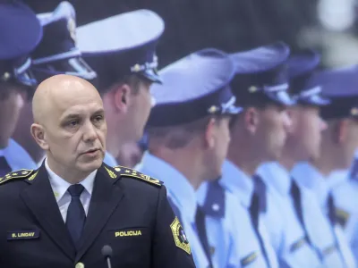 Policija je nezaželene vodilne policiste v času Jan&scaron;eve vlade po&scaron;iljala v Tacen, pod Golobom pa jih razseljuje po državi. Bo&scaron;tjan Lindav je bil pod Jan&scaron;o v Tacnu, pod Golobom pa bo služboval v &Scaron;kofji Loki.