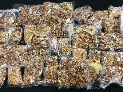 43 kilogramov zlatega nakita so zasegli na skopskem letali&scaron;ču. F Carinska uprava Severne Makedonije