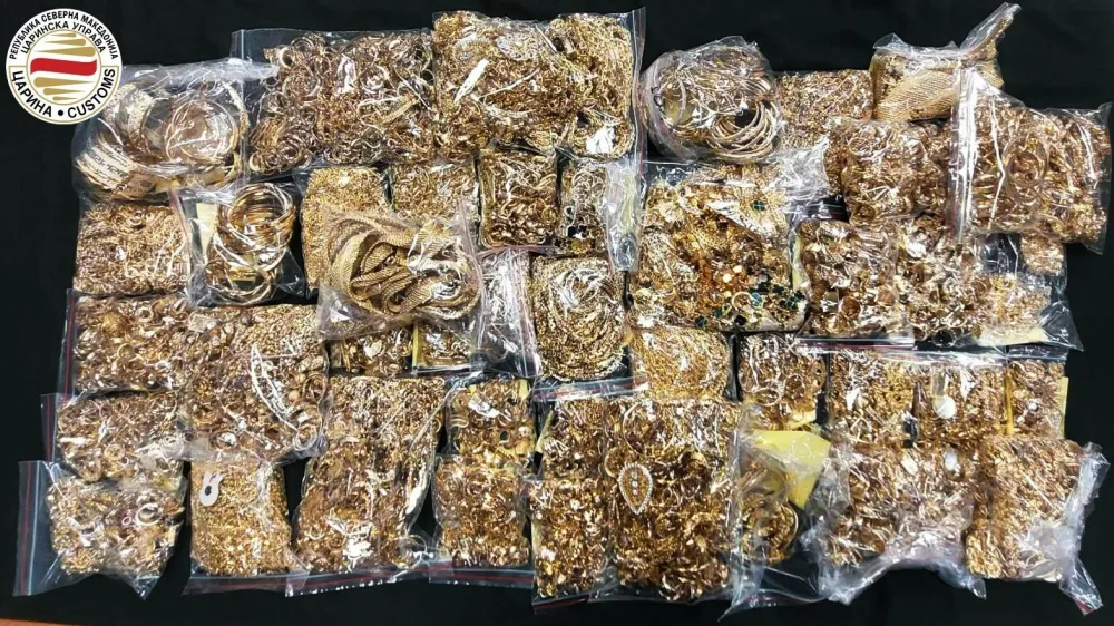 43 kilogramov zlatega nakita so zasegli na skopskem letali&scaron;ču. F Carinska uprava Severne Makedonije
