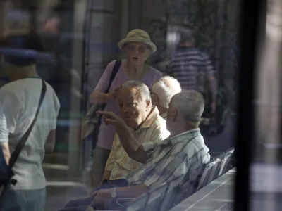 - Ilustrativna fotografija,starej&scaron;i občani, upokojenci, pokojnina, pokojninska reforma- ZPIZ (Zavod za pokojninsko in invalidsko zavarovanje Slovenije)//FOTO: Luka CjuhaOPOMBA: ZA OBJAVO V ČASOPISU DNEVNIK