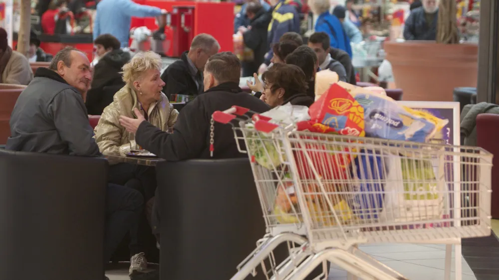 - nakupovlni center BTC City Park v Ljubljani - nakupovanje kot način preživljanja prostega časa - //FOTO: Jaka AdamičOPOMBA: ZA OBJAVO V PRILOGI &ndash; DNEVNIKOV OBJEKTIV - REPORTAŽA 2011