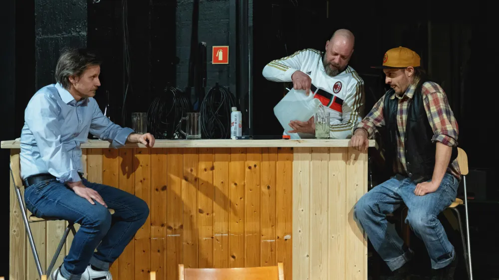 Pre&scaron;ernovo gledali&scaron;če Kranj: <br>Milan Ram&scaron;ak Marković <br>DEŽEVEN DAN V GURLITSCHU <br>Režiser Sebastijan Horvat